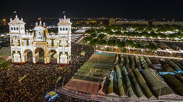 Real de la Feria de Sevilla con la portada iluminada