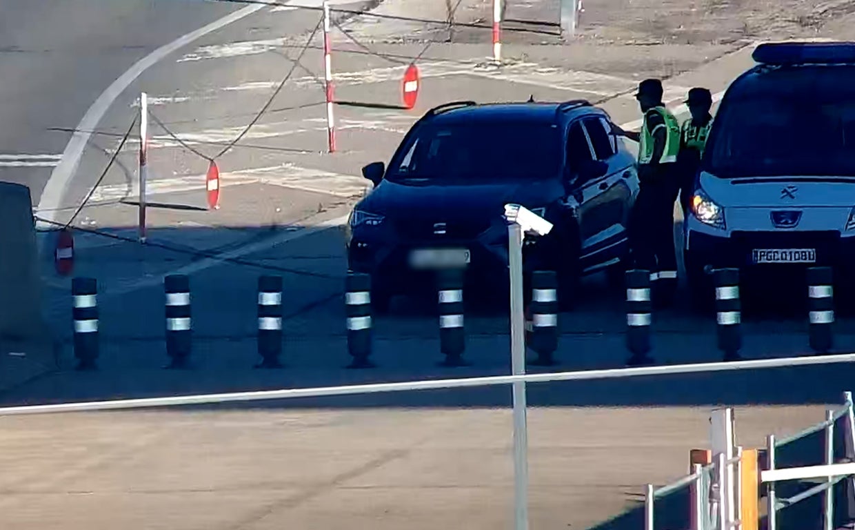 La kamikaze de la R-3: «¡No pago el peaje porque no tengo dinero! ¡Déjame pasar!»