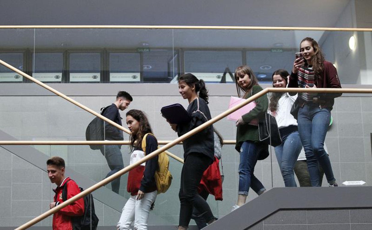 Alumnos en la facultad de Económicas de la Universidade de A Coruña