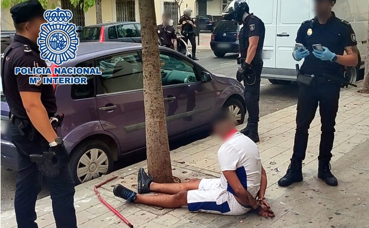 Pelea a navajazos «por temas suyos» en plena calle en Alicante