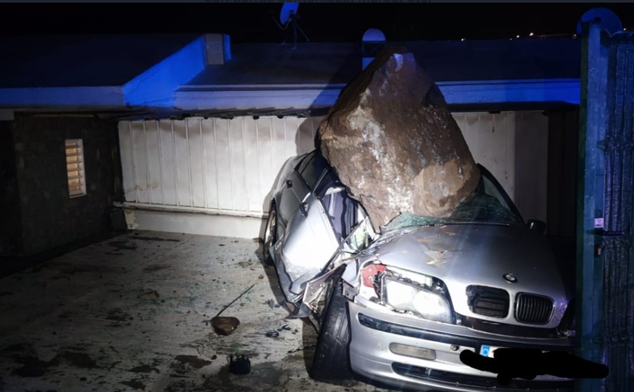 Un desprendimiento ha destrozado un coche en Puerto Rico (Gran Canaria)