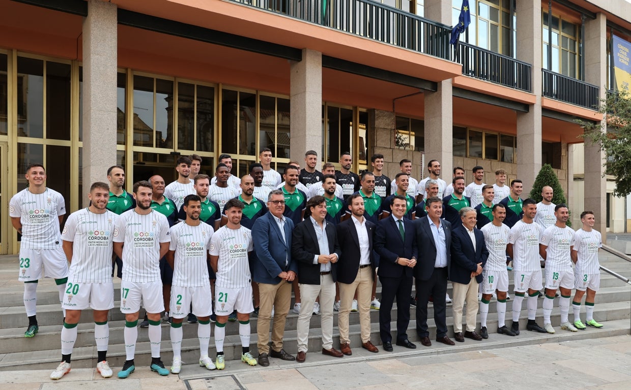 La plantilla del Córdoba, la semana pasada, en el Ayuntamiento