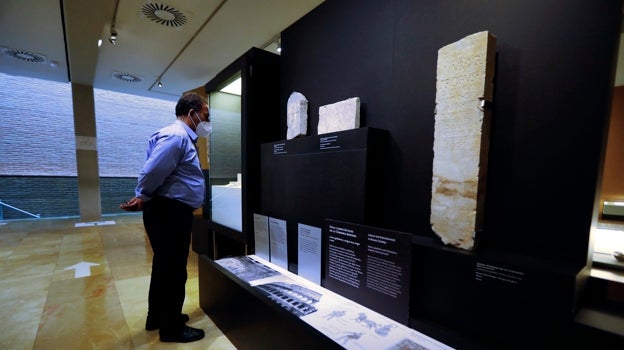 Una persona observa el espacio de los gladiadores en el Museo Arqueológico