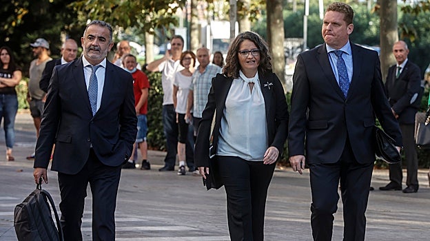 Imagen de Mónica Oltra tomada junto a sus abogados