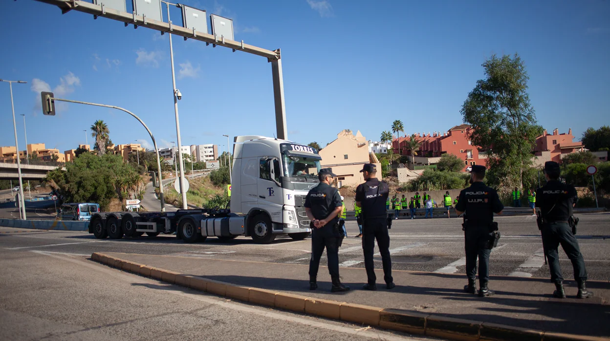 El paro de transportistas en el puerto de Algeciras no se deja sentir y se opera a pleno rendimiento