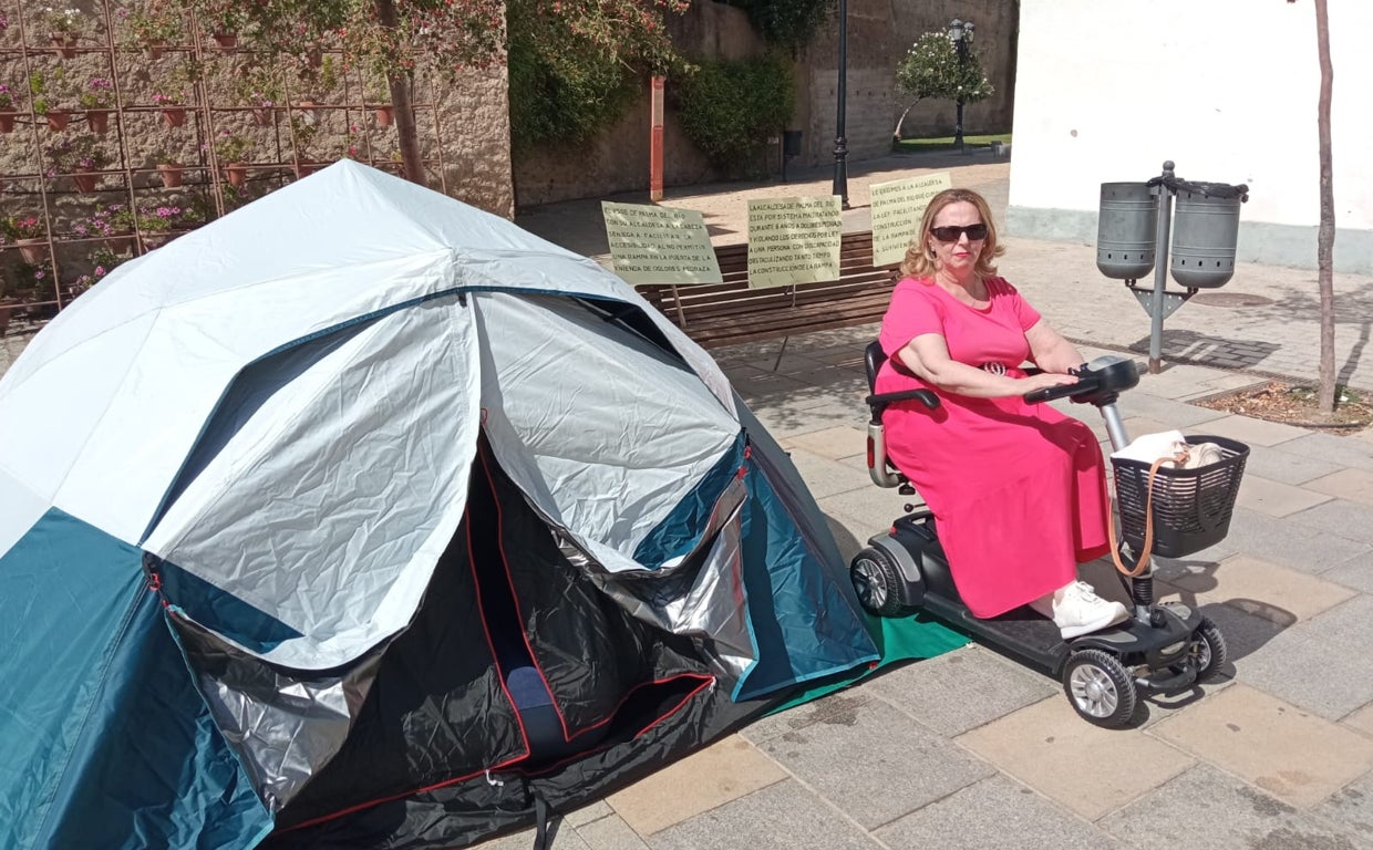 Dolores Pedraza, acampada frente al Ayuntamiento de Palma del Río