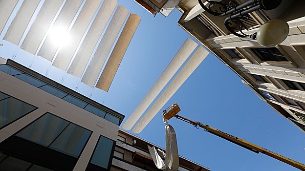 Montaje de toldos en las calles del centro comercial de Córdoba