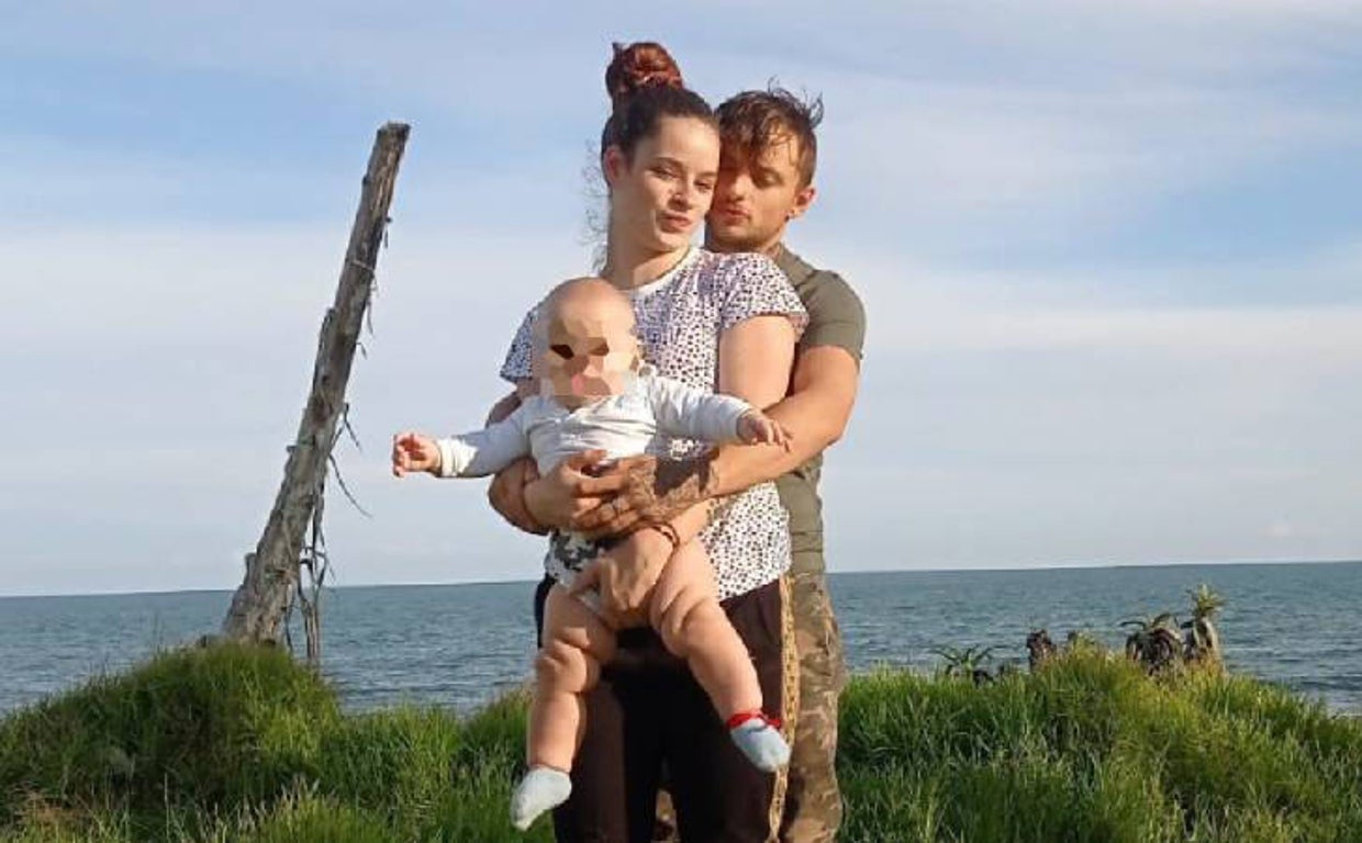 Imagen de la víctima del exmarido de Mónica Oltra junto a su pareja y su primer hijo