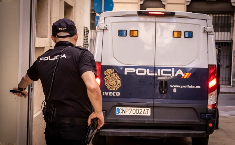 Imagen de archivo de una dotación de la Policía Nacional en Alicante