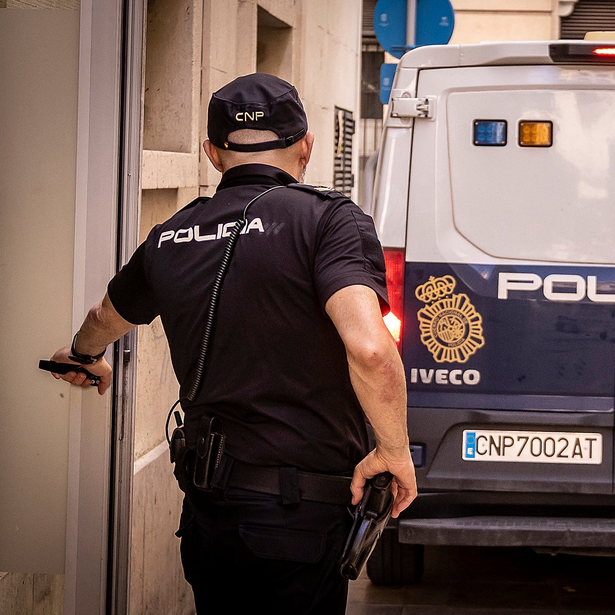 Un hombre viola a su perra en plena calle tras obligarle a que le hiciera una felación