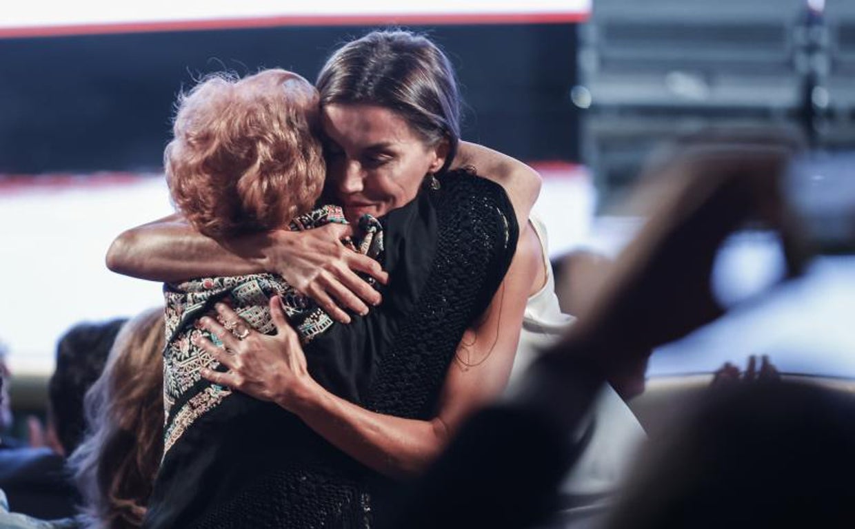 El instante del abrazo entre la Reina Letizia y Maruja