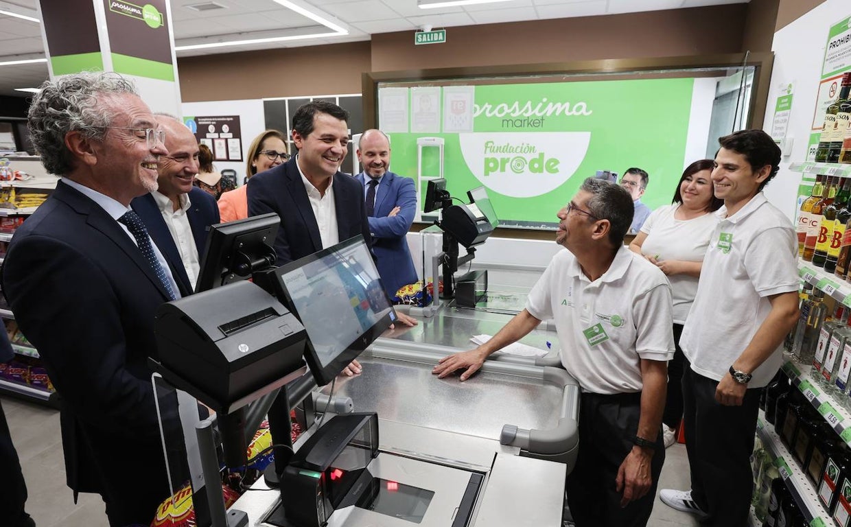 El primer súper de Andalucía gestionado por discapacitados, en imágenes