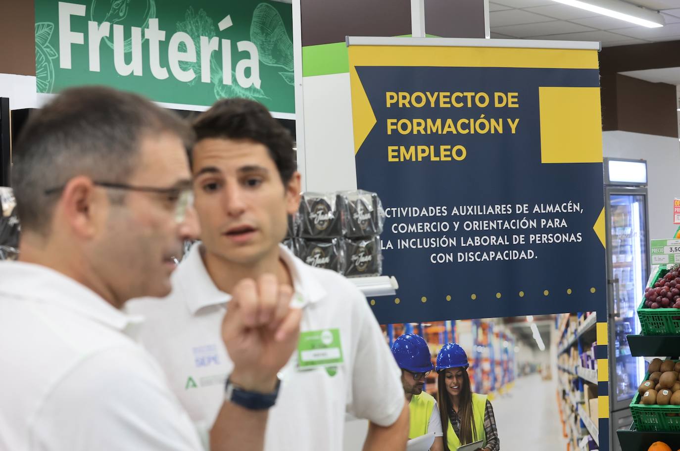 El primer súper de Andalucía gestionado por discapacitados, en imágenes