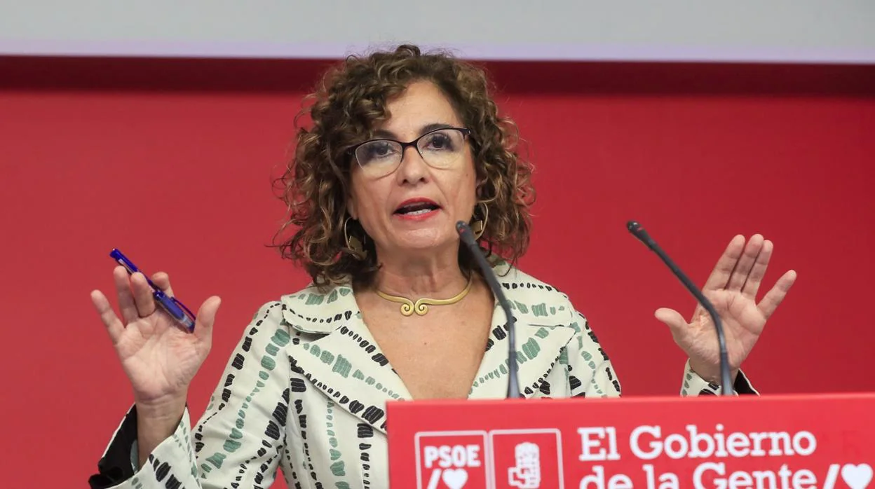 La ministra María Jesús Montero diseña un impuesto para tumbar la reforma fiscal de la Junta de Andalucía