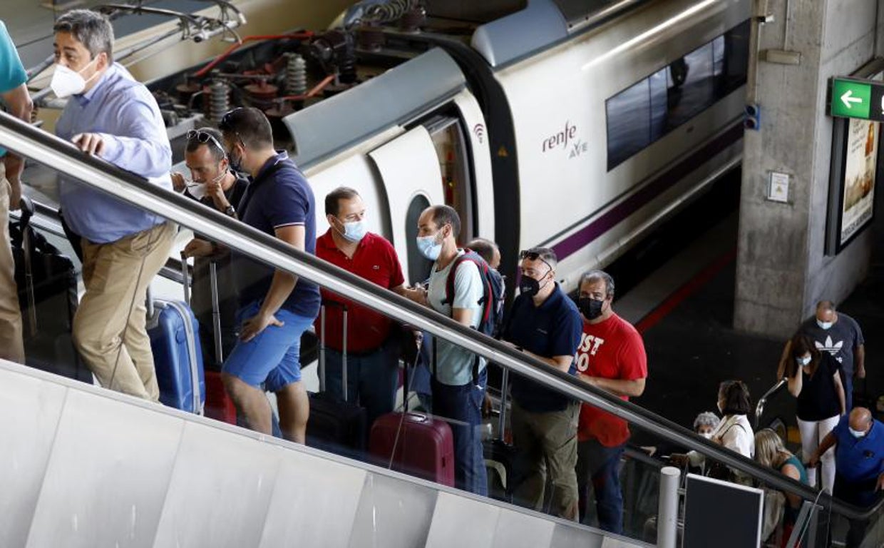 Pasajeros en la estación del Córdoba