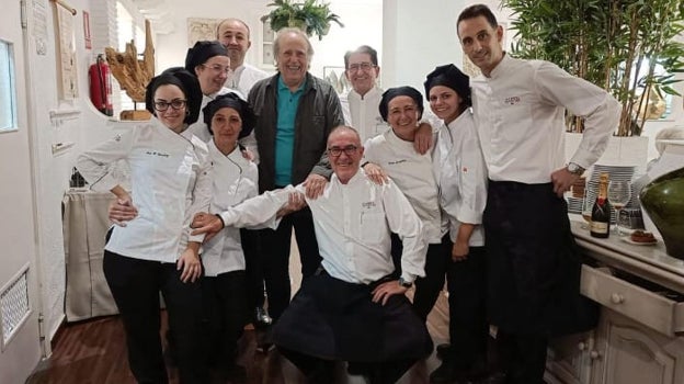 Serrat posa con el equipo de La Taberna de Almodóvar