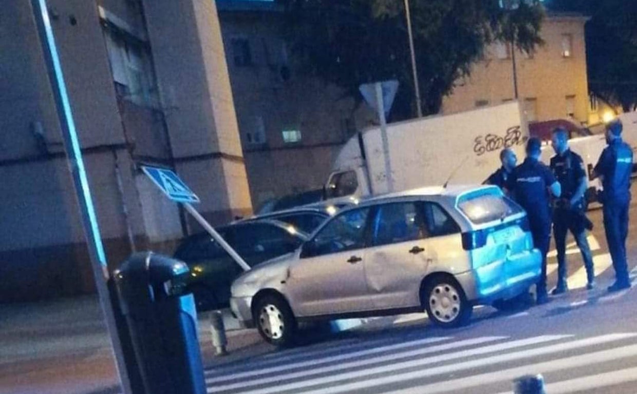 Una persecución a un coche robado en dirección prohibida lleva el caos a las calles de Vicálvaro