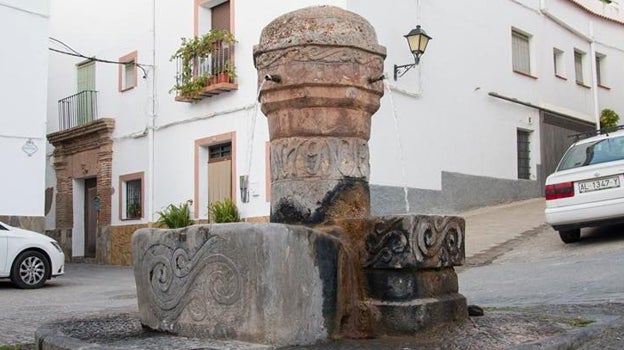 Pilar de San Antonio, con su peculiar forma, del siglo XVIII.