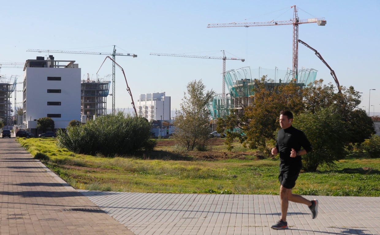 Un hombre pasa por delante de promociones en construcción en Córdoba