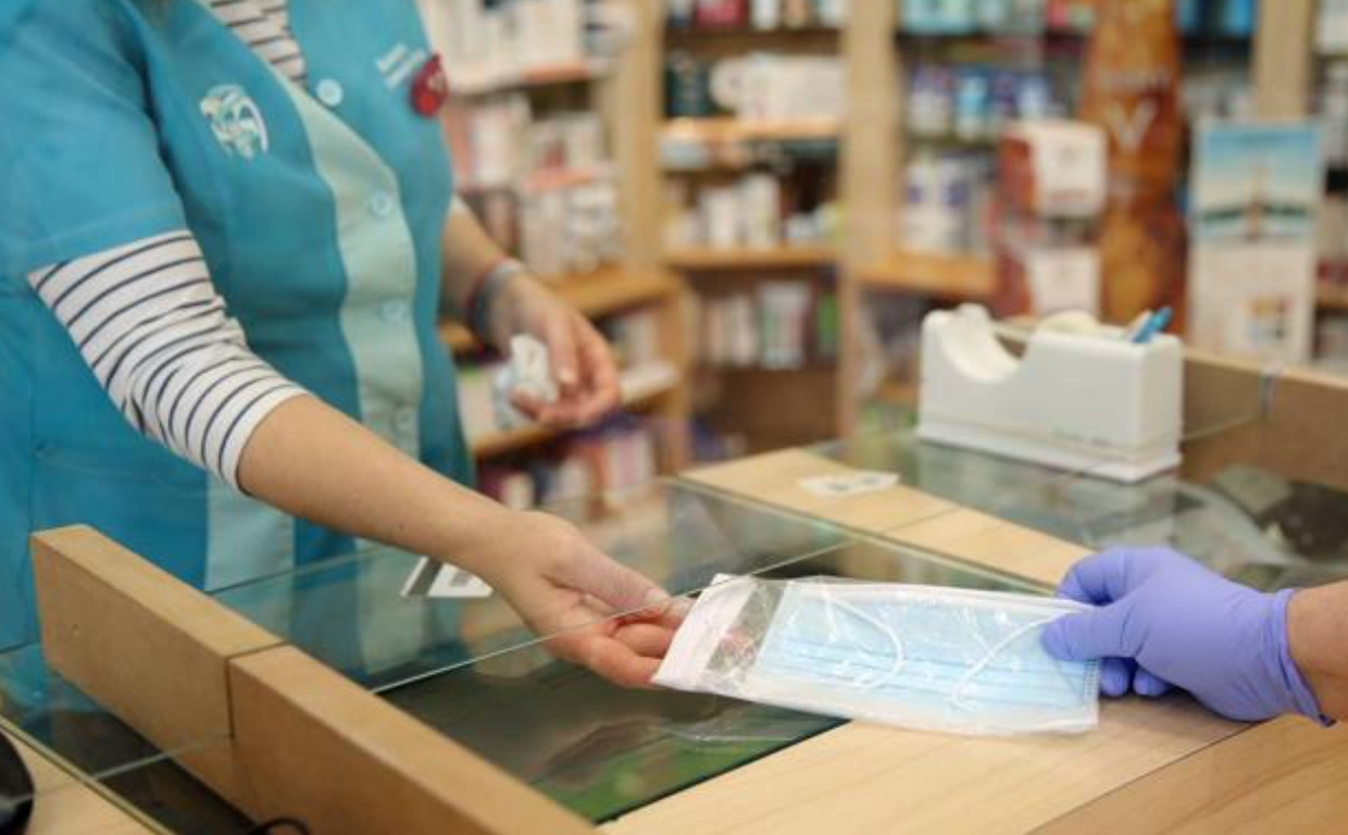 Compra de una mascarilla en una farmacia de la isla de Tenerife