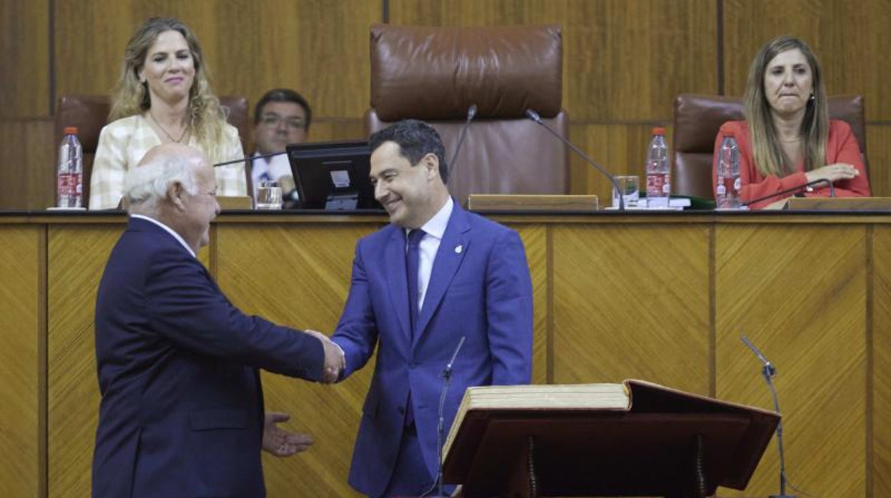 La vicepresidenta del Parlamento andaluz llama a capítulo a Vox por llamarla «presidente» cuando ejerce esa función