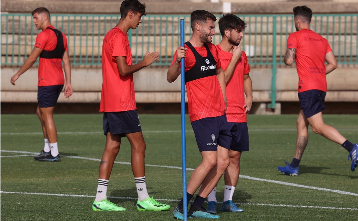 José Cruz sonríe junto a una pica en el entrenamiento del Córdoba CF