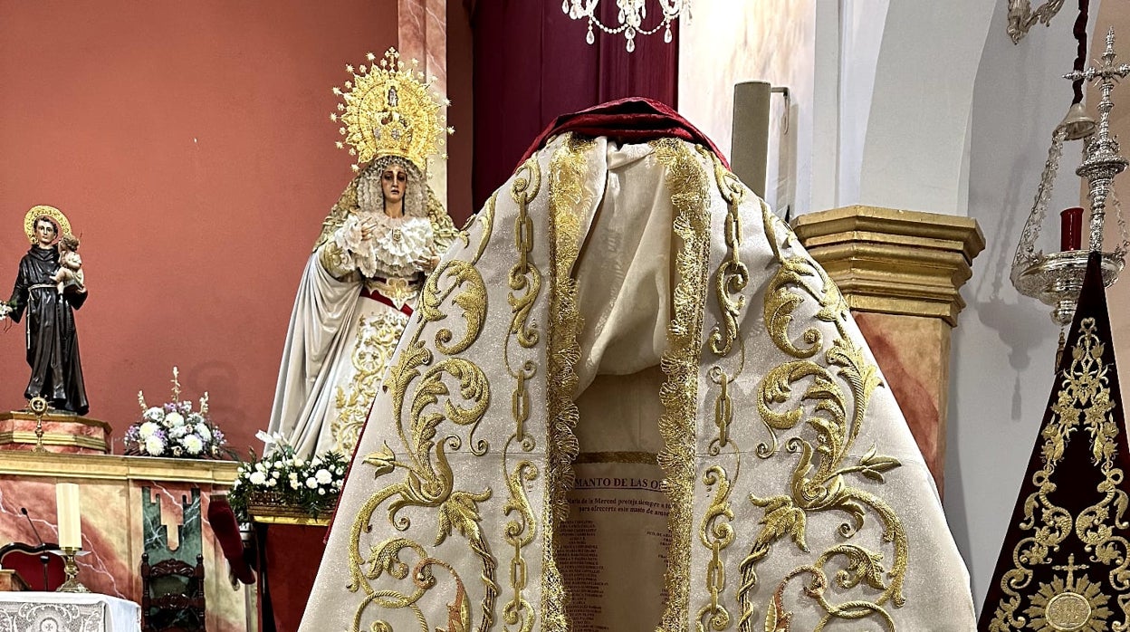 El fervor de los devotos de la Virgen de la Merced de Córdoba se hace manto