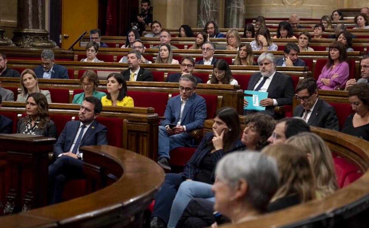 Pleno del Parlamento de Cataluña, hoy, momentos antes de iniciar la segunda jornada del debate de política general