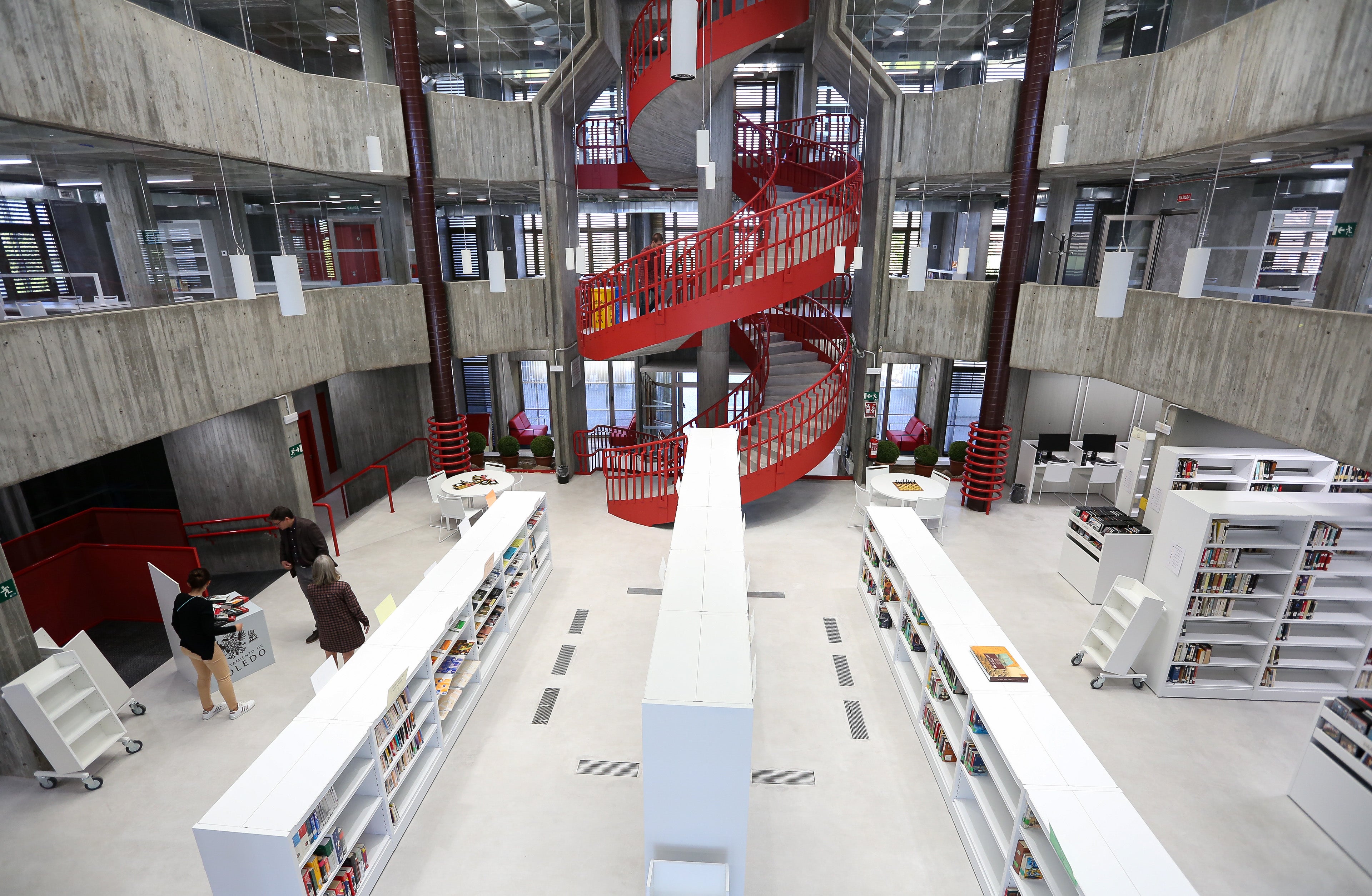 La biblioteca del Polígono reabre sus puertas con el nombre de &#039;Almudena Grandes&#039;