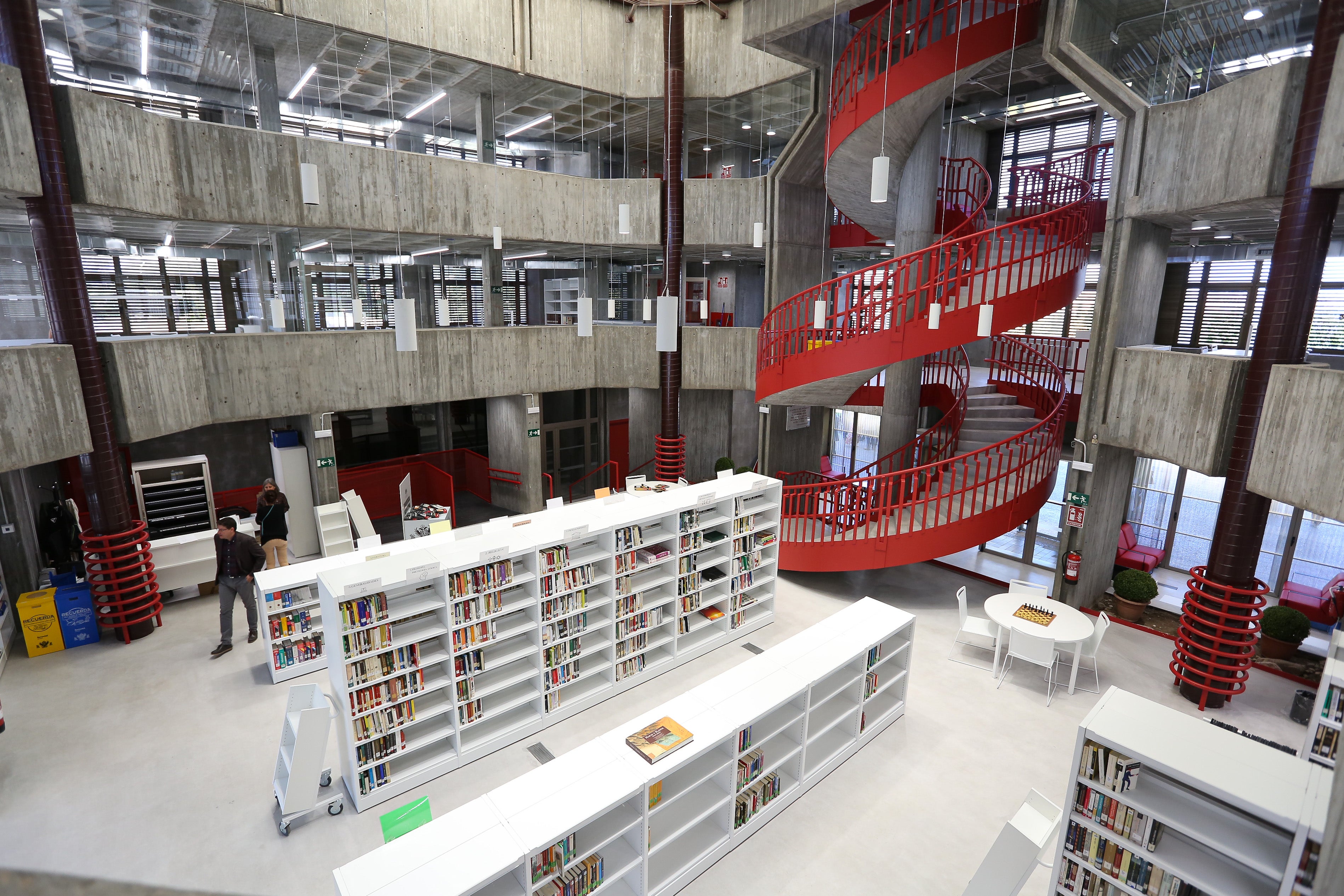 La biblioteca del Polígono reabre sus puertas con el nombre de &#039;Almudena Grandes&#039;