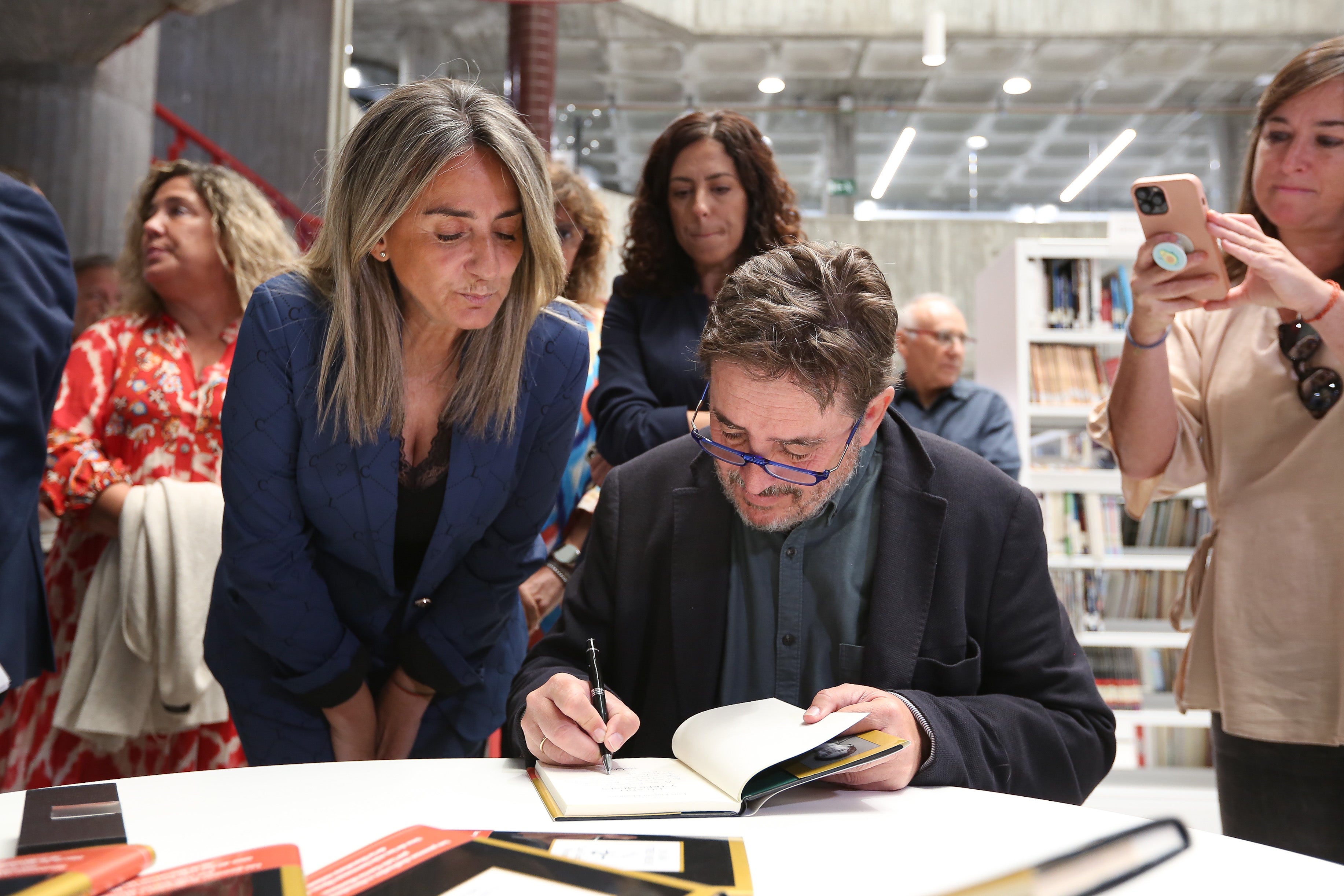 La biblioteca del Polígono reabre sus puertas con el nombre de &#039;Almudena Grandes&#039;