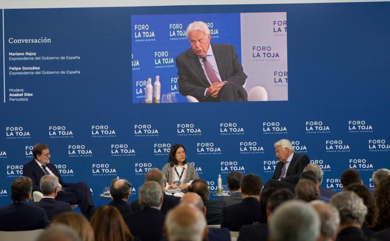 Los expresidentes Mariano Rajoy y Felipe González este viernes, en una conversación moderada por la periodista Anabel Díez (en el centro)