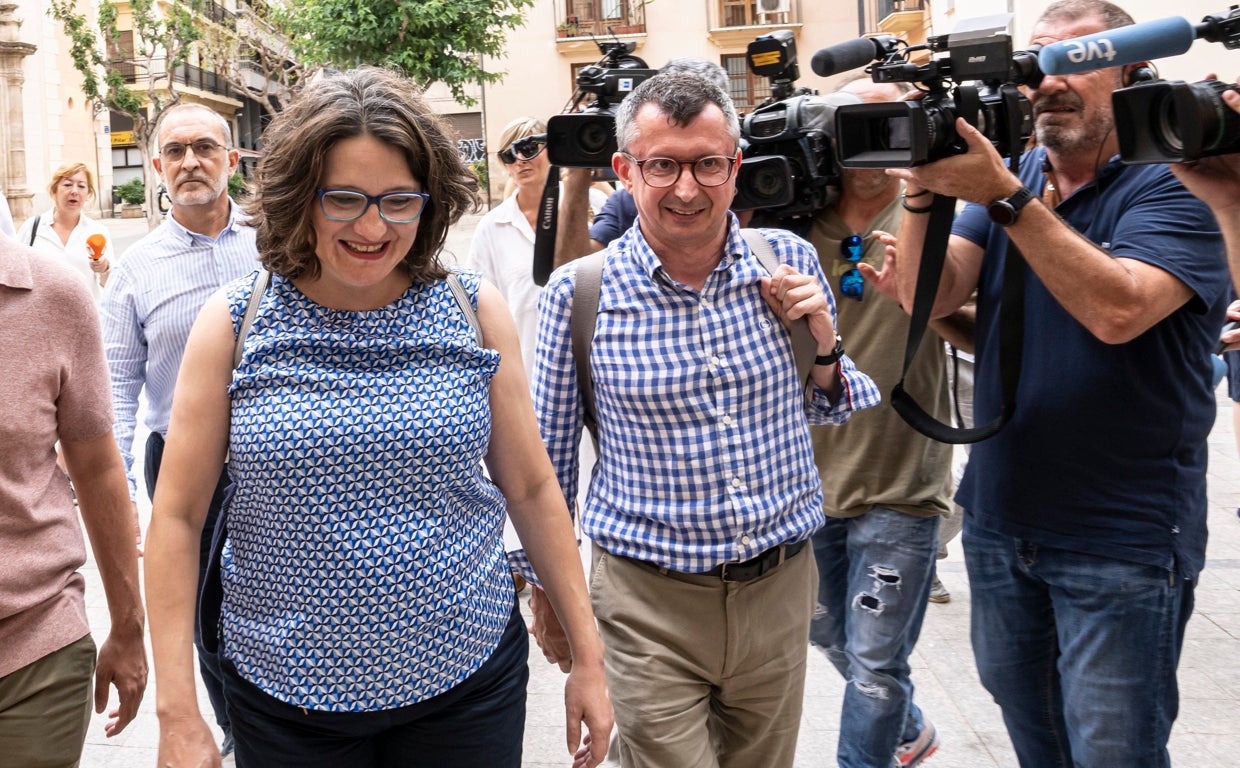 Imagen de archivo de la exvicepresidenta Mónica Oltra junto a su entonces jefe de gabinete Miquel Real