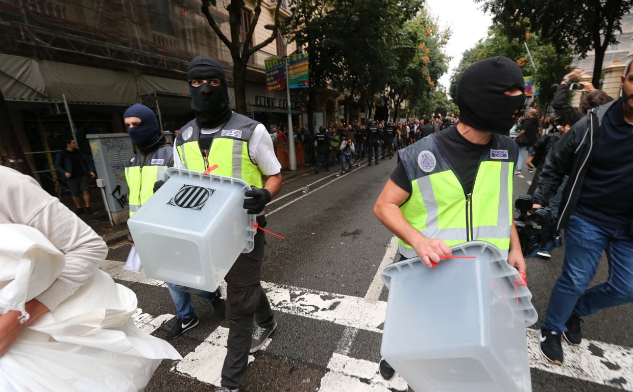 Agentes de la Policía Nacional requisan urnas el 1-O