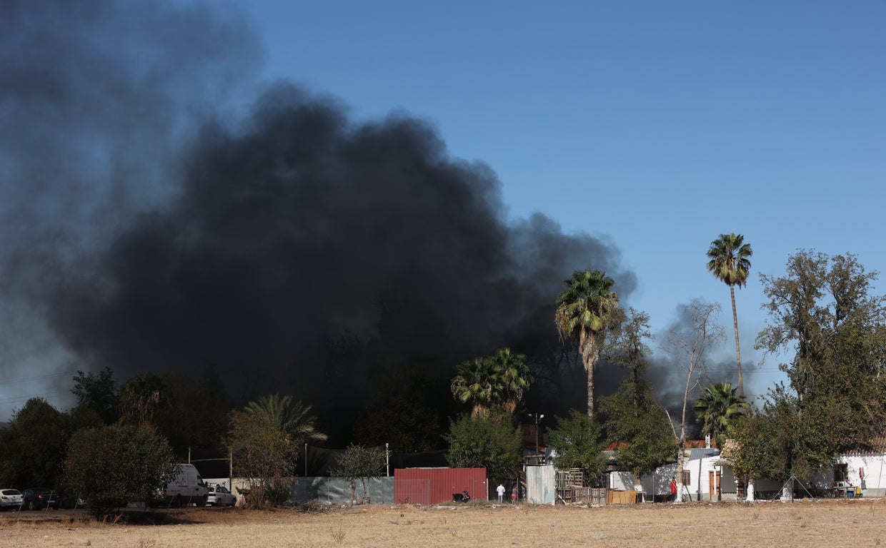 Declarado un incendio en la antigua discoteca del camino de Carbonell de Córdoba