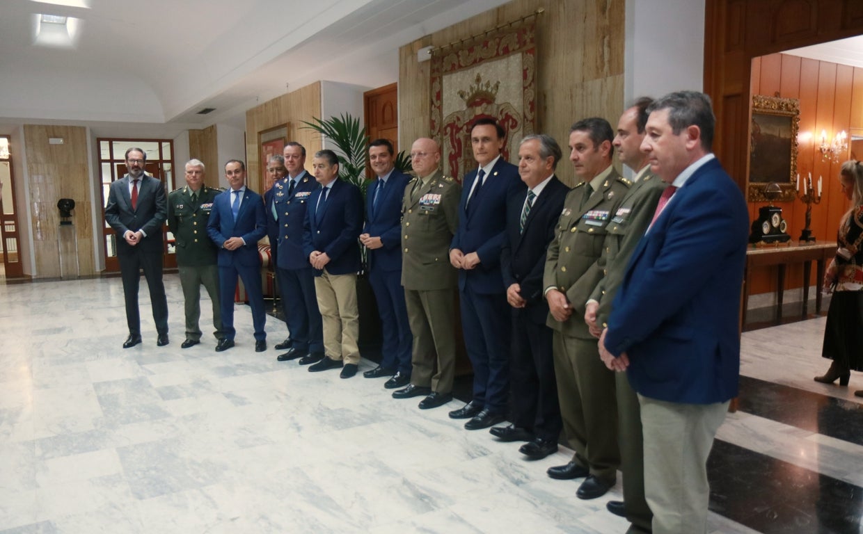 Autoridades civiles y militares en un encuentro en el Ayuntamiento de Córdoba