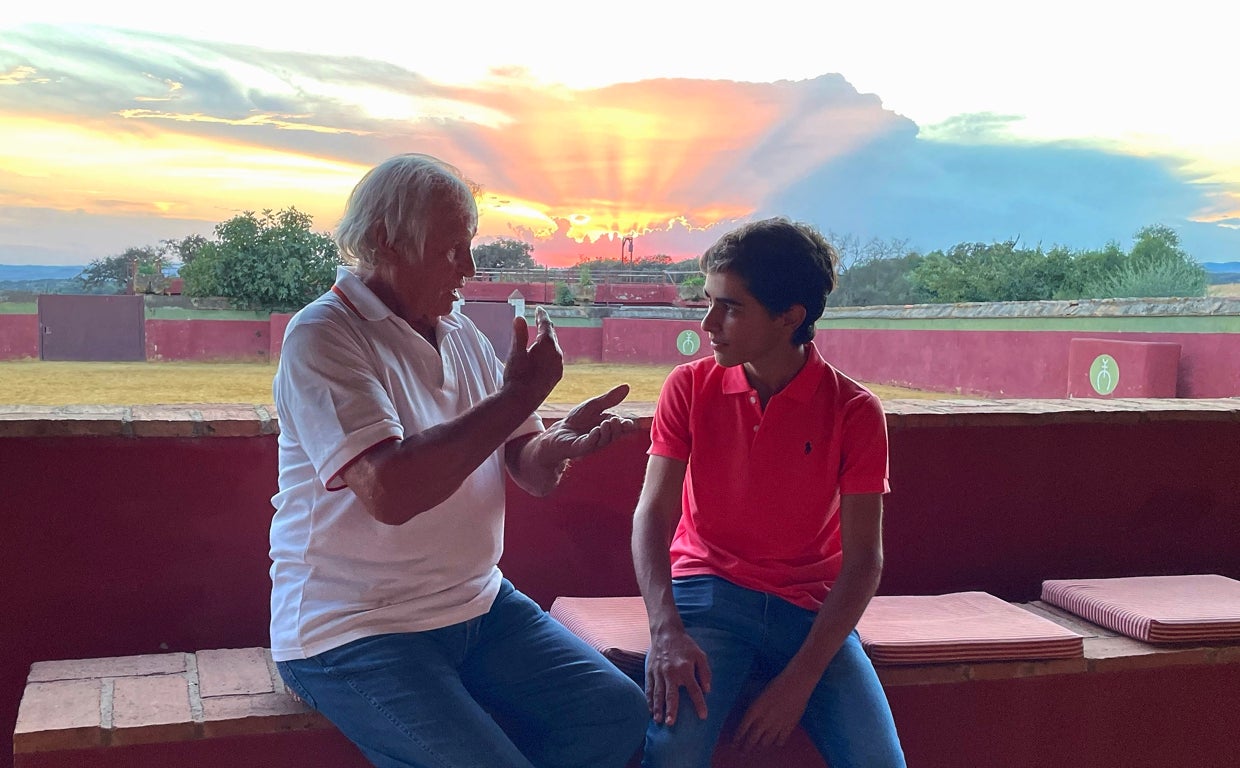 Charla entre Manuel Benítez y Manuel Román en el tentadero de Villalobillos donde tuvo lugar el encuentro