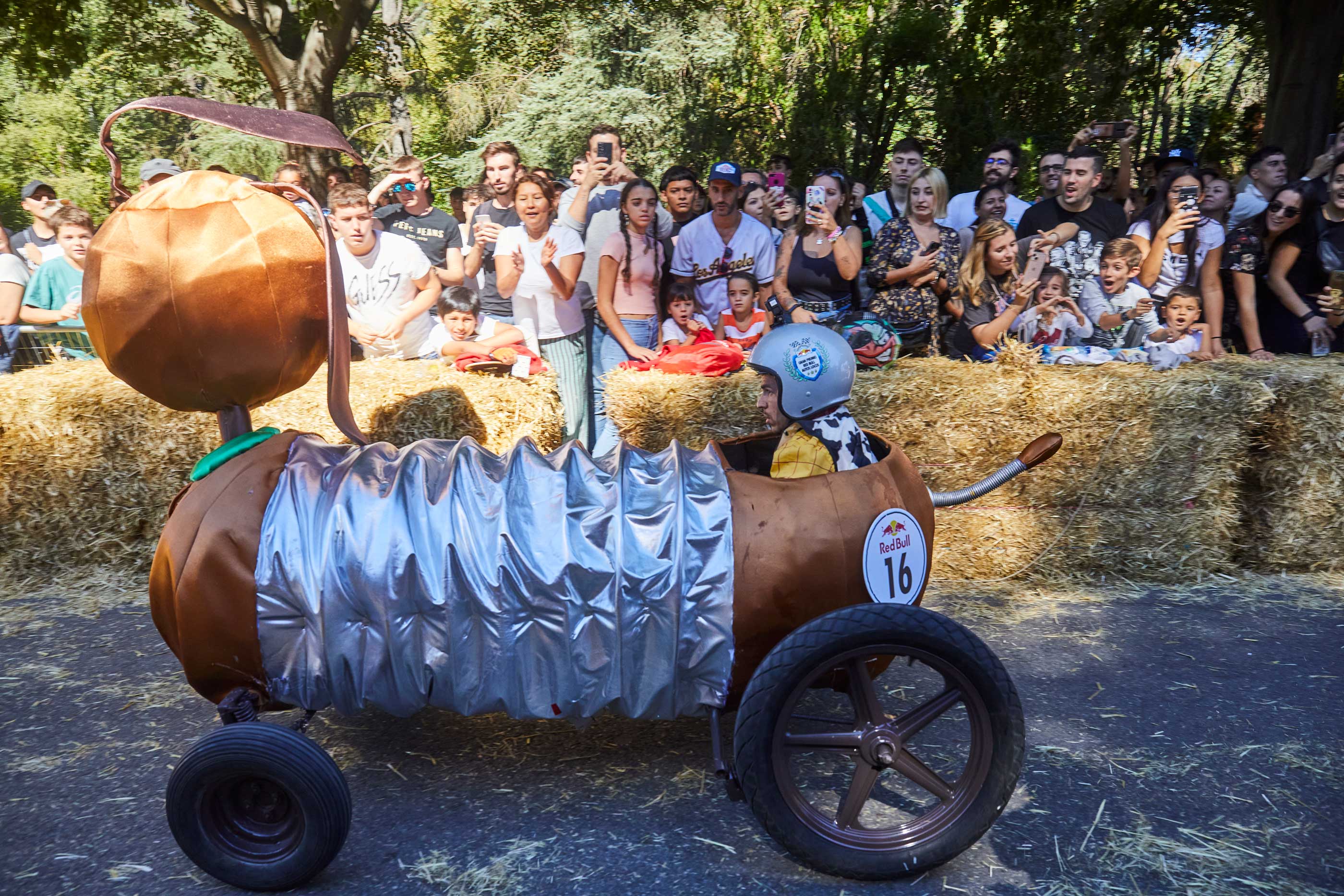 Un auto loco se lanza por el recorrido