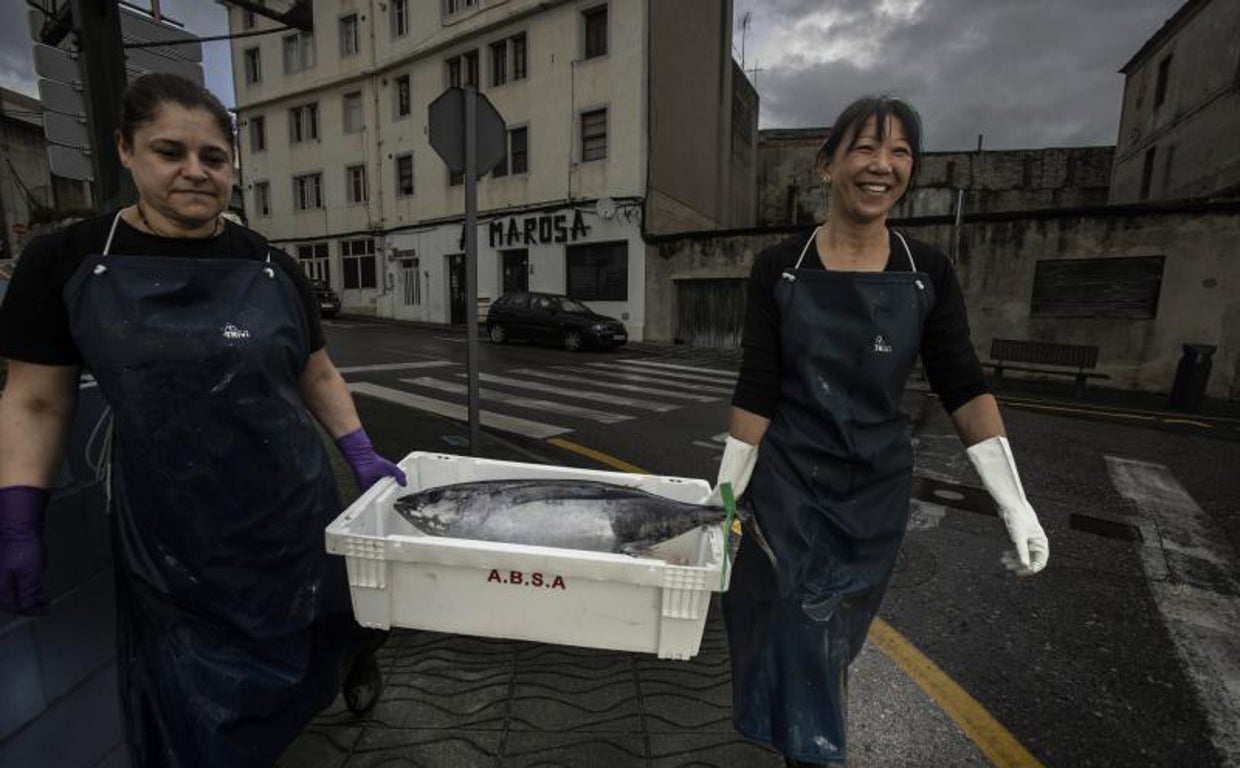 Cristina y Luisa, pescaderas en Burela