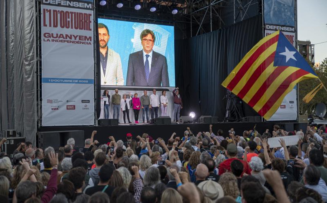 Puigdemont, en la pantalla, en el acto por los cinco años del 1 de octubre