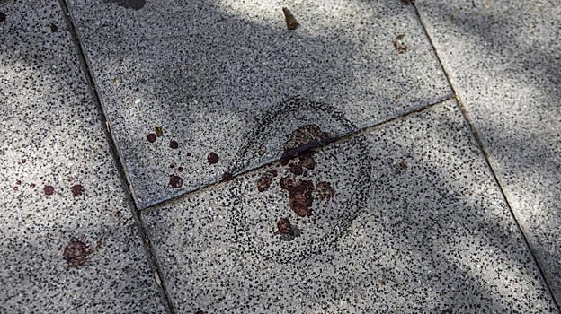 Restos de sangre seca en la calle donde tuvo lugar la reyerta