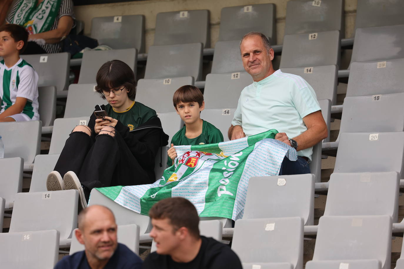 La animación de la grada de El Arcángel en el Córdoba CF - Sanse, en imágenes