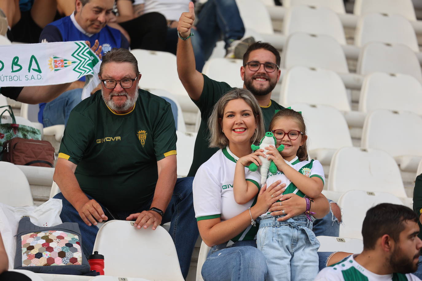La animación de la grada de El Arcángel en el Córdoba CF - Sanse, en imágenes