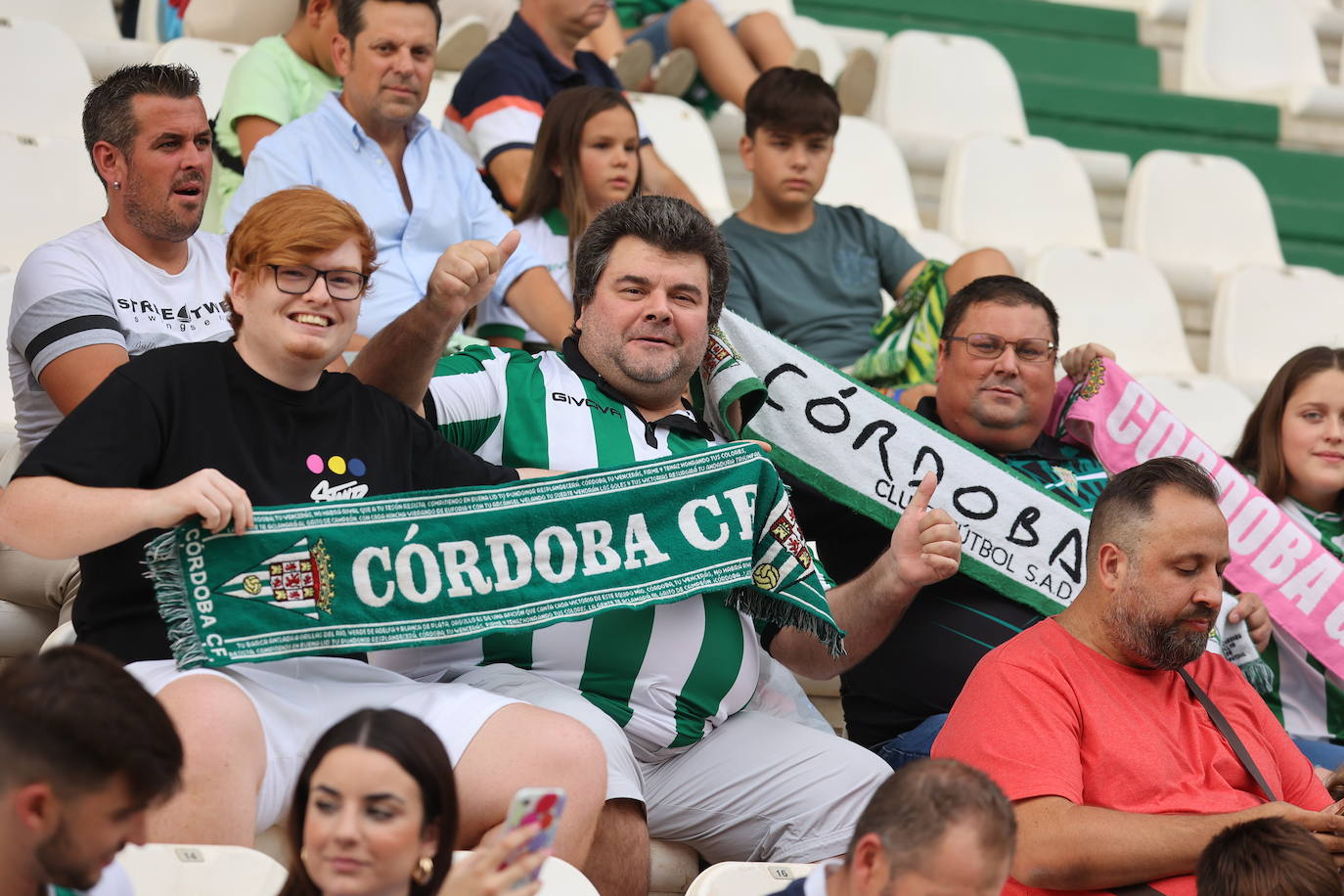 La animación de la grada de El Arcángel en el Córdoba CF - Sanse, en imágenes