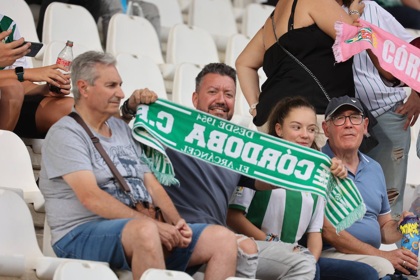La animación de la grada de El Arcángel en el Córdoba CF - Sanse, en imágenes