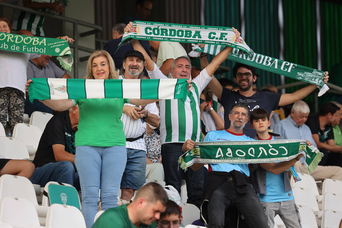 La animación de la grada de El Arcángel en el Córdoba CF - Sanse, en imágenes