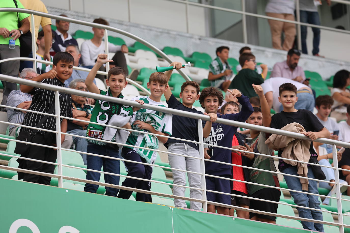 La animación de la grada de El Arcángel en el Córdoba CF - Sanse, en imágenes