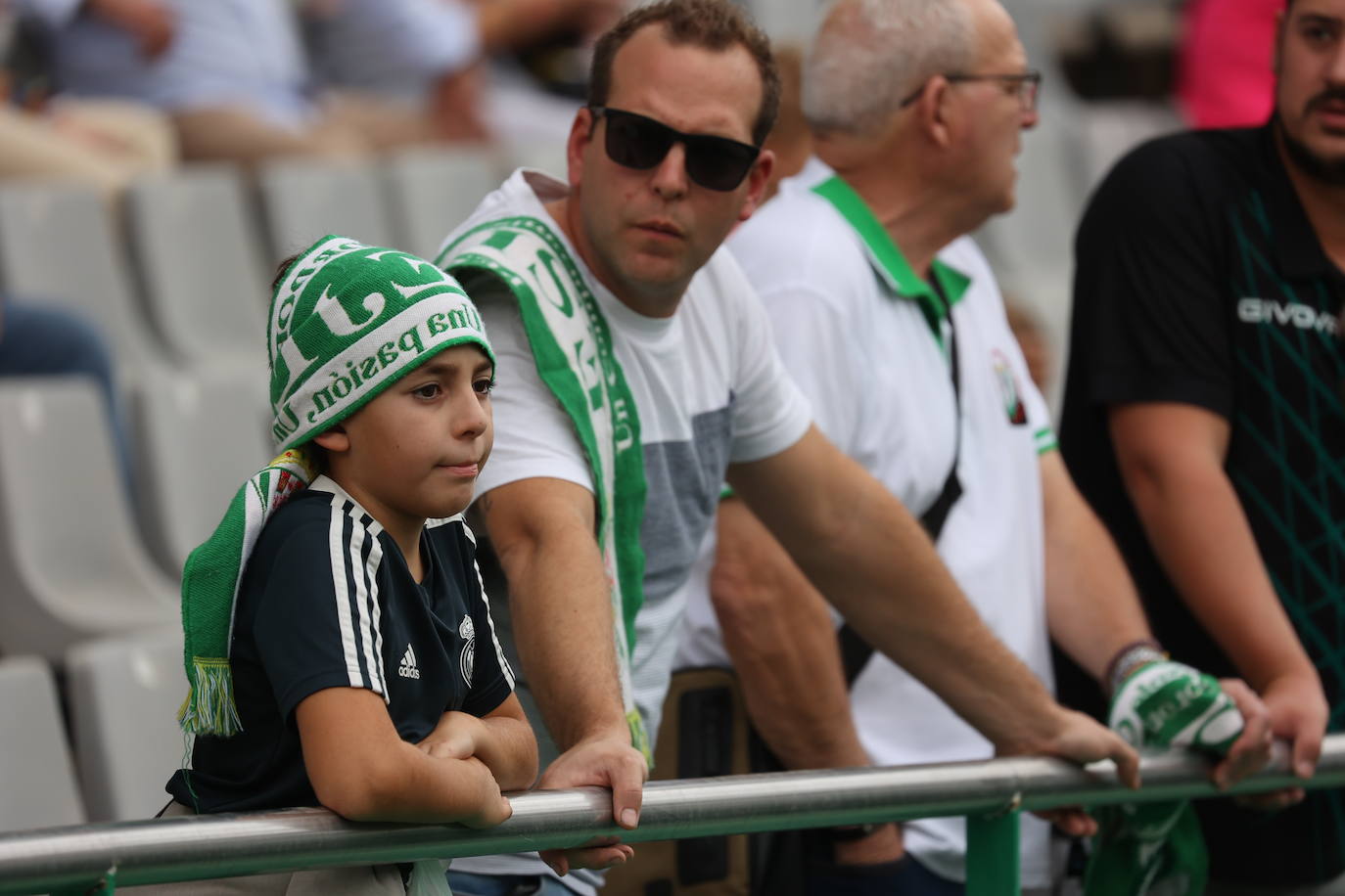 La animación de la grada de El Arcángel en el Córdoba CF - Sanse, en imágenes