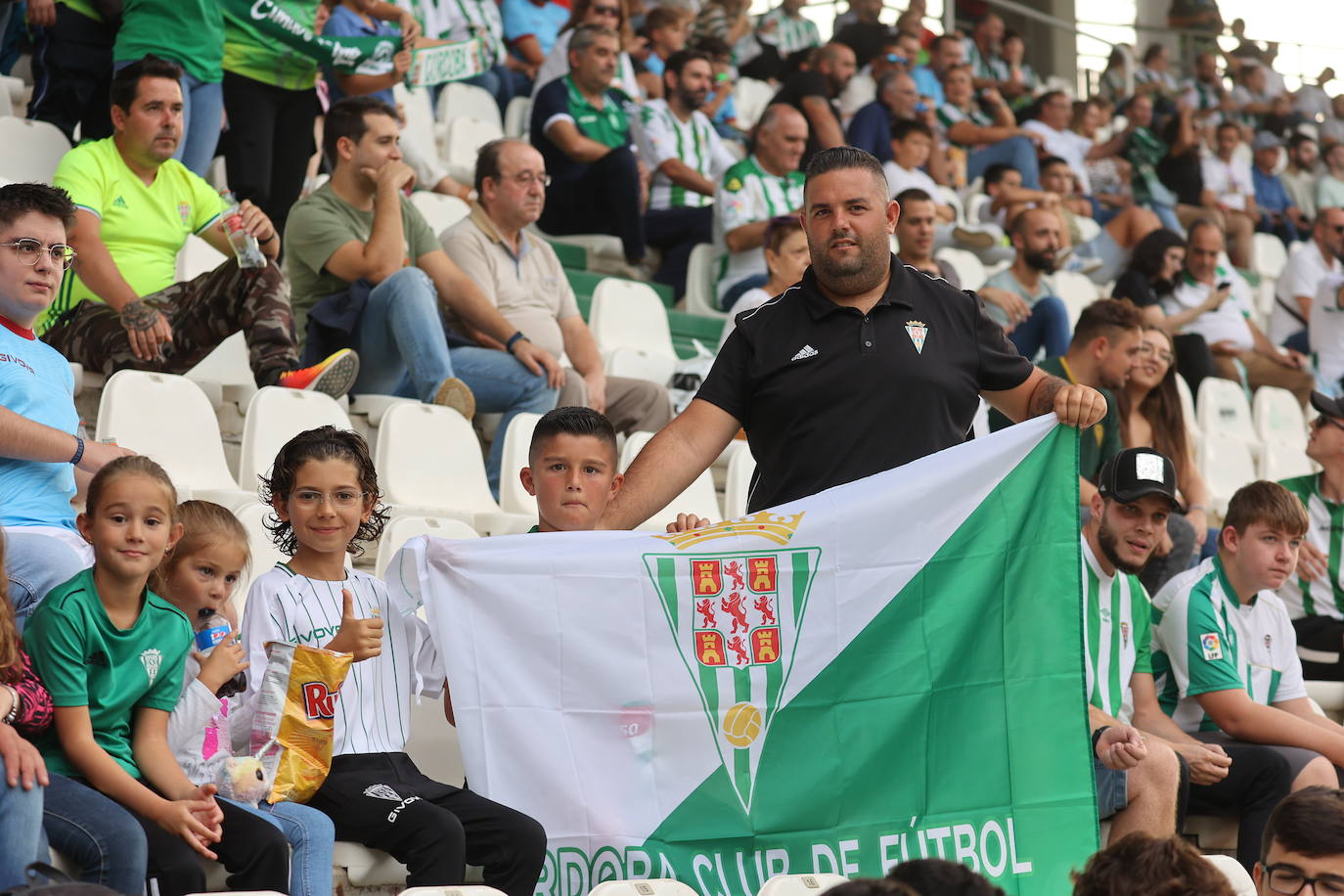La animación de la grada de El Arcángel en el Córdoba CF - Sanse, en imágenes