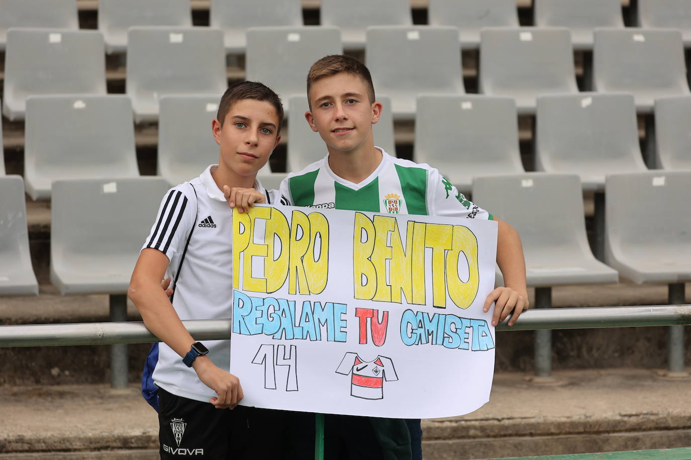 La animación de la grada de El Arcángel en el Córdoba CF - Sanse, en imágenes